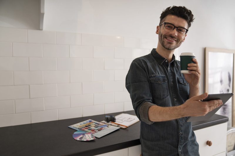 medium-shot-man-holding-coffee-cup